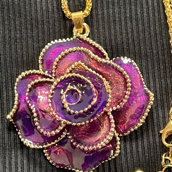 NWT Betsey Johnson Gold Necklace with Enameled Purple Rose - Picture 5 of 7